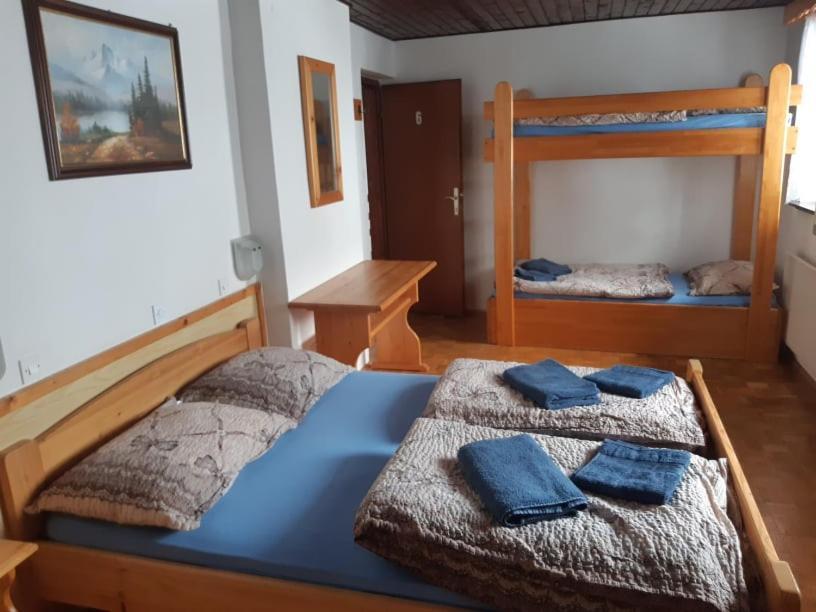 Rooms Barovc By The Lake Jasna Kranjska Gora Exteriör bild A typical room at the hostel